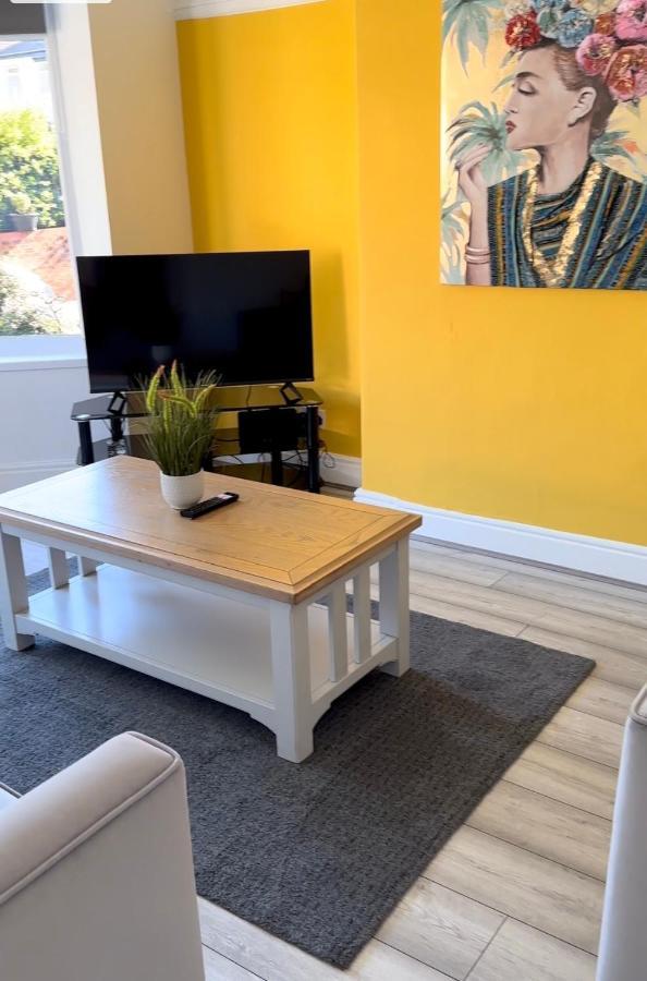 Special Rate For Bookings More Than 7 Nights, Warm Spacious Contractor House Near Liverpool City Centre Sleeps 8 Kitchen & Dining Room, Washing Machine Екстериор снимка