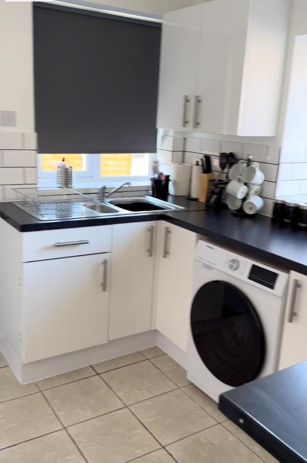 Special Rate For Bookings More Than 7 Nights, Warm Spacious Contractor House Near Liverpool City Centre Sleeps 8 Kitchen & Dining Room, Washing Machine Екстериор снимка