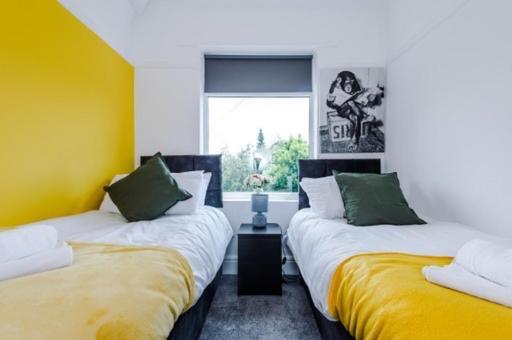 Special Rate For Bookings More Than 7 Nights, Warm Spacious Contractor House Near Liverpool City Centre Sleeps 8 Kitchen & Dining Room, Washing Machine Екстериор снимка